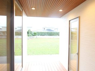 吹き抜けリビングにスタイリッシュなスケルトン階段