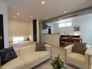 広いリビングに上質な「住」空間