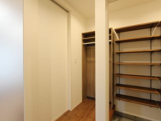 上品な木目でやさしさと落ち着きを感じる家