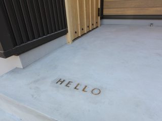 ステンレスのアイランドキッチンが映える家