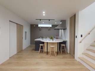 ﾀﾞｳﾝﾘﾋﾞﾝｸﾞとｽｷｯﾌﾟﾌﾛｱのある家