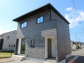 素材を楽しむ上質でモダンな住まい
